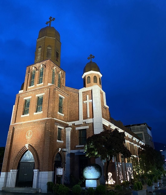 야간경관 조명이 점등된 정읍 시기성당 모습.