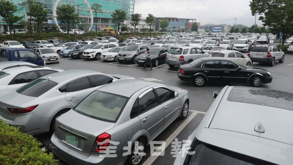 19일 원광대학교병원 주차장에서 동선 혼잡과 주차 면수 부족으로 인해 방문객들이 불편을 겪고 있다. 조현욱 기자