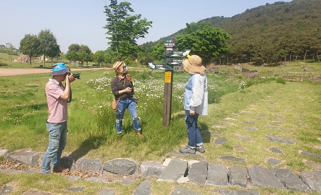 고창군 영상제작 모임이 지역 걷기코스를 홍보하는 동영상을 촬영하고 있다.