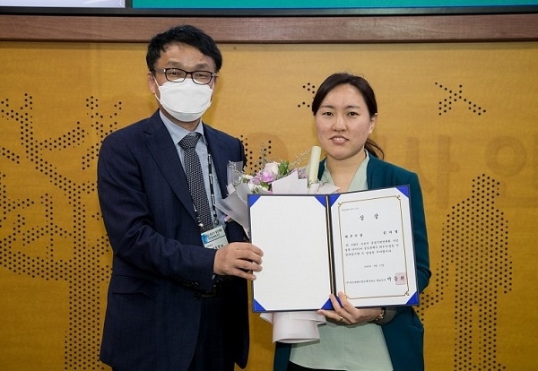 군산해경 김지영 씨(오른쪽)가 군산 시민정책 제안공모전에서 최우수상을 수상했다.