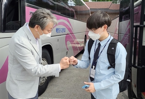 20일 유진섭 정읍시장이 배영고등학교 교문 앞에서 등교수업을 시작한 고등학교 3학년 학생들을 격려하고 있다.