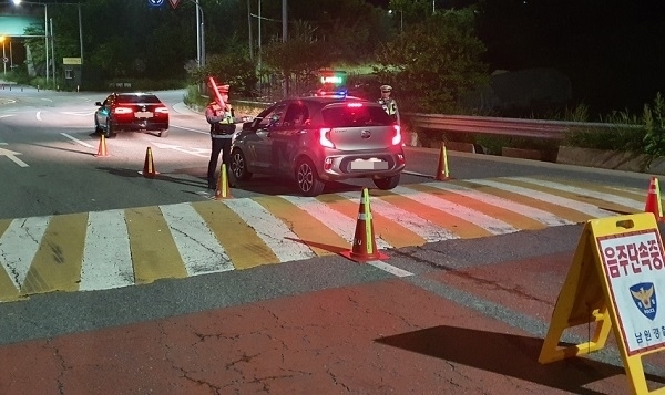 지난 19일 남원경찰이 비접촉식 감지기를 사용해 일제 검문식 음주단속을 하고 있따.