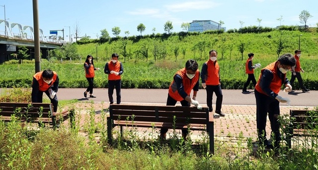 한국국토정보공사 직원들이 코로나19 지역 전파방지를 위해 전북혁신도시에서 방역활동을 펼치고 있다.