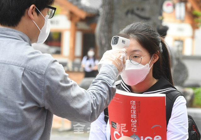 코로나19 장기화로 80일만에 고등학교 3학년 학생들을 시작으로 등교 개학이 시작된 20일 전주성심여자고등학교에서 한 학생이 입실 전 발열체크를 받고 있다. 오세림 기자