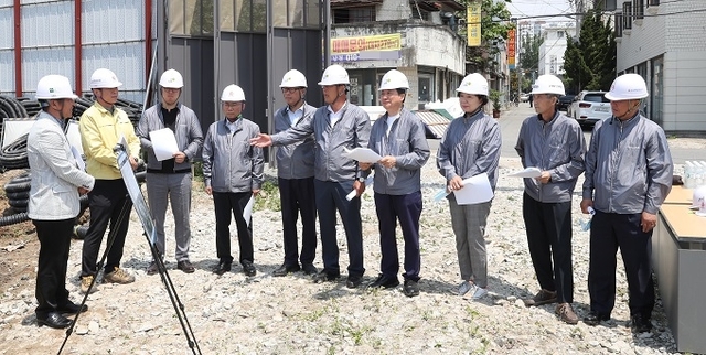 익산시의회 산업건설위원회가 평화지구 주거환경개선 사업지를 방문해 조속한 사업 추진에 나설수 있도록 최선의 노력을 촉구했다.