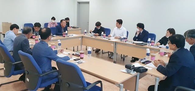 21일 전북도가 전북테크노파크에서 중소기업분야 애로사항 및 현장 의견을 청취하고 보완책을 강구하고자 ‘경제 활력화 실무위원회’를 개최했다.
