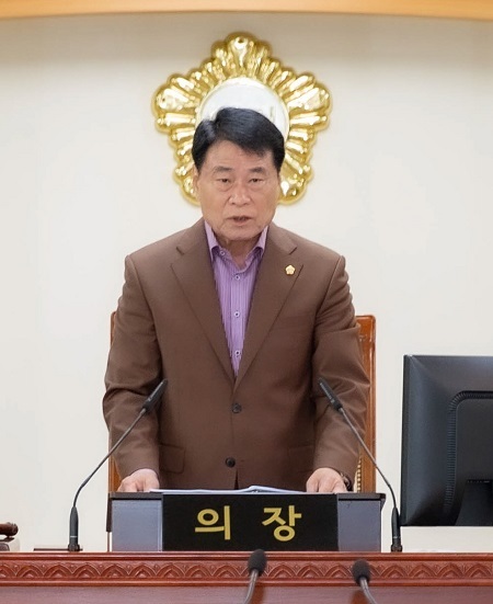 김제시의회 온주현 의장이 지난 22일 열린 제236회 임시회에서 코로나19 관련 예산의 신속한 집행을 당부하고 있다. 사진제공=김제시의회