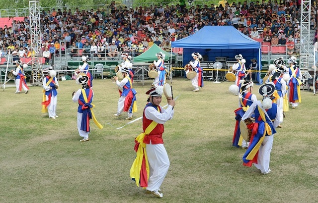 남원시가 광한루원 완월정에서 다양한 공연을 선보이는 등 일부 행사 재개 움직임에 코로나19 지역 전파에 대한 우려의 목소리가 높다.