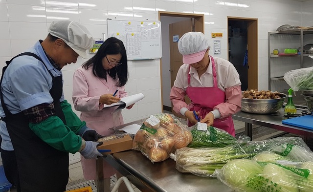 학교 급식 현장 점검 모습.