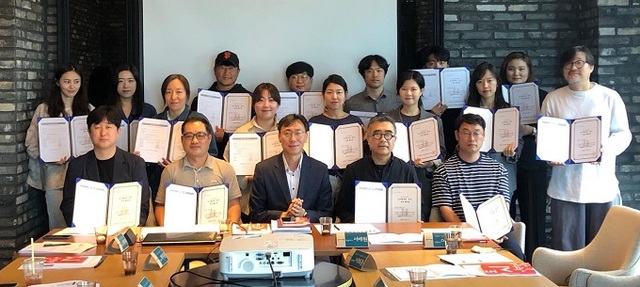 지난 21일 전주문화재단이 시각예술 유통 지원사업인 ‘도시갤러리, 전주’에 참여하는 작가들과 간담회를 갖고 작품임대계약을 체결했다.