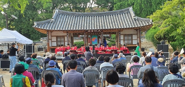 지난 23일 무성서원에서 열린 인문학 강연. 사진은 수제천 연주단 공연 모습.