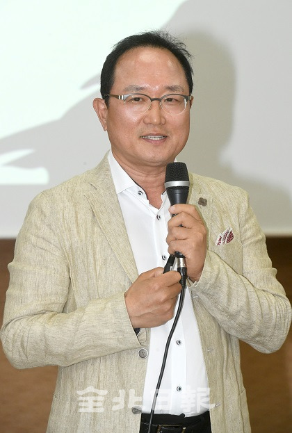 전북일보 제7기 리더스아카데미 4강의가 22일 부안 농협 NH생명보험 변산연수원에서 열린 가운데 경기대학교 오연석 교수가 '선택이 아닌 필수, 투자와 인문학'을 주제로 강의하고 있다. 오세림 기자