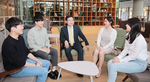 전북대 김동원 총장이 학생들과 대화를 나누고 있다.