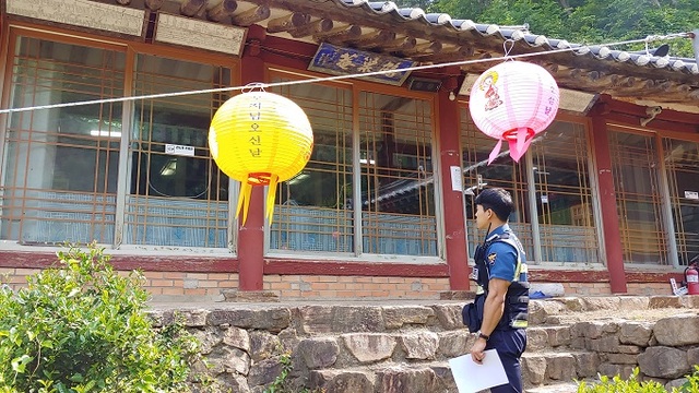 25일 전주완산경찰서 평화지구대가 관내 사찰에 대한 범죄 취약요인진단 및 가시적 순찰 활동을 펼쳤다.