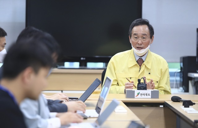 25일 송하진 도지사가 도청 기자실에서 긴급기자회견을 열고 전북대 인수공통전염병연구소를 국립감염병연구소로 전환하겠는 입장을 발표하고 있다. 사진제공= 전북도