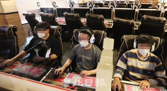 25일 전주시의 한 PC방에서 학생들이 거리 두기를 하지 않고 게임을 하고 있어 코로나19 감염이 우려되고 있다. 조현욱 기자