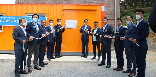 지난 25일 사회복지법인 고창행복원에서 새고창로타리클럽이 청소년 미래교육 프로젝트를 위해 기부하는 행사를 가졌다.