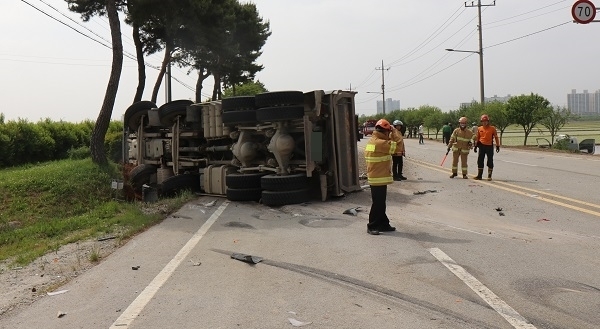 지난 25일 김제시 황산동 한 도로에서 1톤 트럭과 15톤 트럭이 충돌해 1명이 사망했다. 사진제공= 전북소방본부.