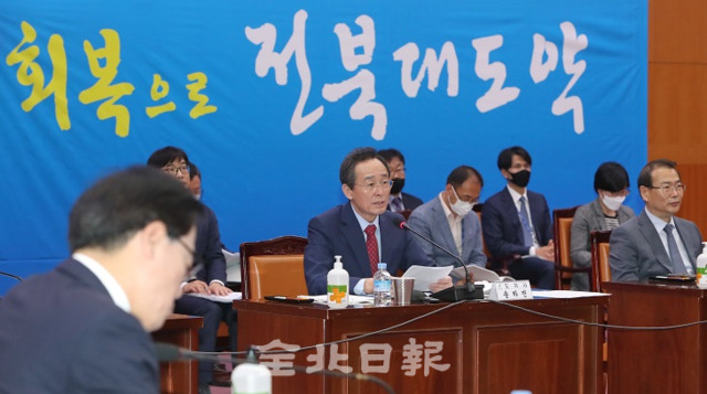 26일 전북도청 대회의실에서 열린 전라북도 국회의원 당선인 정책간담회에서 송하진 도지사가 발언 하고 있다. 조현욱 기자