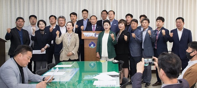 27일 군산시의회가 ‘새만금 수변도시 조성사업’에 대한 재검토를 촉구하는 성명을 발표했다.