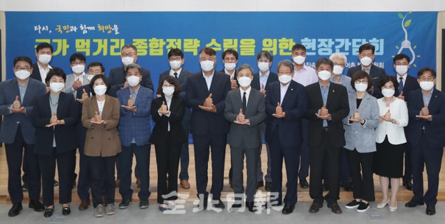 27일 전주시립도서관에서 열린 국가 먹거리 종합전략 수립을 위한 현장간담회에서 김승수 전주시장을 비롯한 박병술 전주시의장, 농특위 관계자들이 기념촬영을 하고 있다. 조현욱 기자