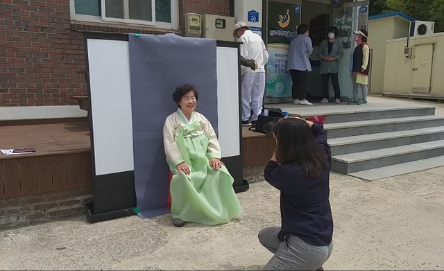 완주지역자활센터가 지난 22일부터 시작한 어르신들을 위한 장수사진(영정사진) 촬영을 하는 모습.