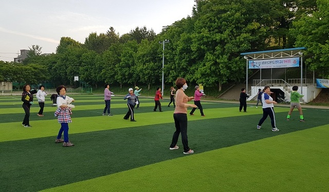 남원시와 남원시체육회가 오는 6월부터 코로나19로 인해 몸과 마음이 지친 시민들의 면역력 향상을 위해 체조광장를 운영을 재개하기로 했다.
