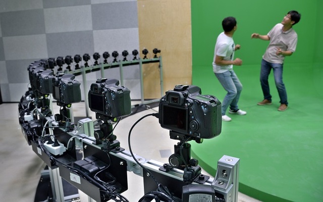 문경 에코랄라를 찾은 청소년들이 나만의 영화를 촬영한 뒤 즐거워하고 있다.