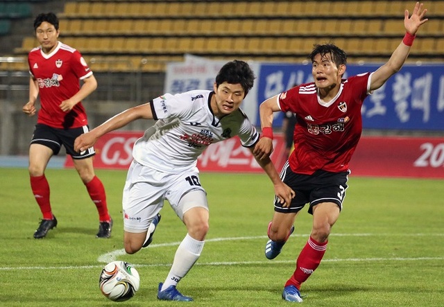 지난 24일 열린 전주시민축구단과 김해시청 경기 모습.