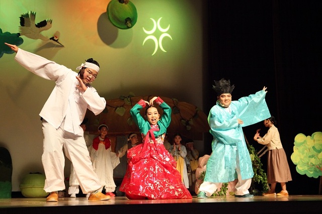 프로젝트에 참여한 초등학생들이 직접 만든 공연 소품으로 공연을 펼쳤다.