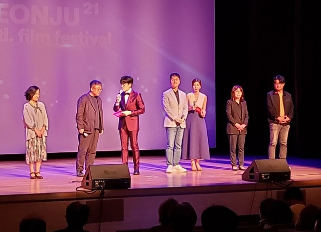 28일 전주시 경원동 한국전통문화전당에서 열린 제21회 전주국제영화제 개막식에서 국제경쟁 부문 심사위원을 소개하고 있다.