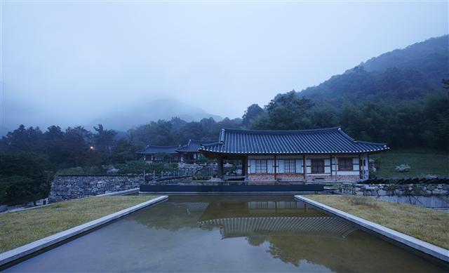 완주군 소양면 송관수면로에 자리한 아원고택. 종남산 산자락의 기운을 받아 전통과 현대가 어우러진 고즈넉한 멋을 간직하고 있다.