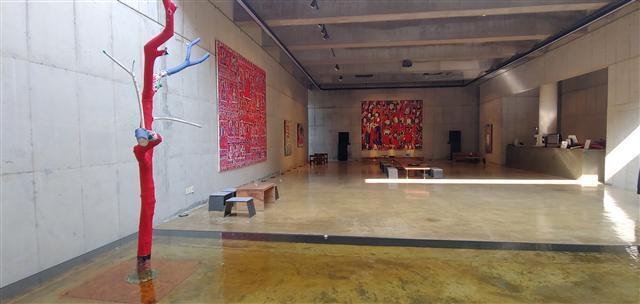 아원고택과 맞닿아 있는 아원갤러리. 입구에 들어서면 반겨주는 뮤지엄.