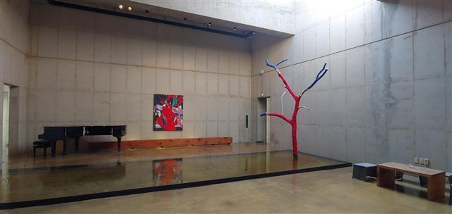 아원갤러리 안쪽에서 바라본 출입구 풍경. 개방된 천정으로 햇살이 가득 들어온다.