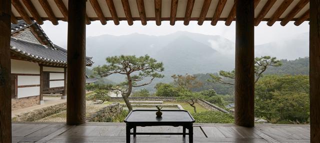 사랑채 연하당의 마루에 앉으면 바라보이는 풍경. 안개와 노을이 있는 곳이란 이름 처럼 그윽한 운치가 일품이다.