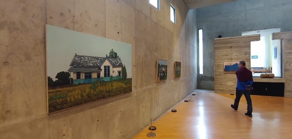 오스갤러리 전시장 모습. 김희연 작가의 회화전시가 진행중이다