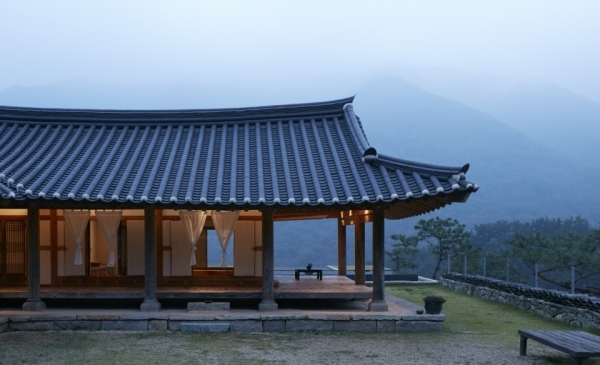 완주군 소양면 대흥리에 자리한 아원. 천지인- 만휴당. 만사를 제쳐놓고 쉼을 얻는 곳이란 이름을 붙였다.