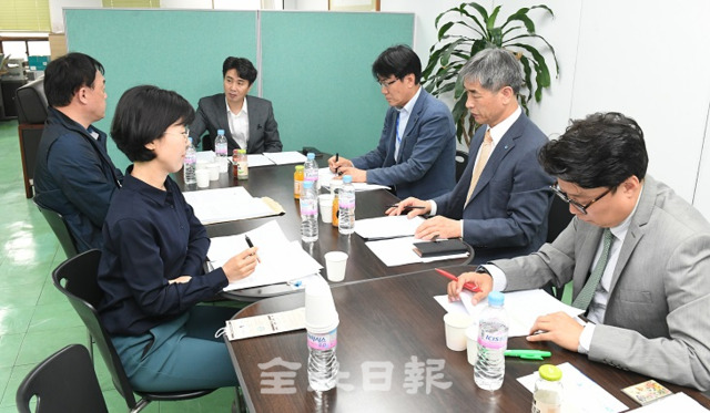 포스트코로나 시대를 맞아 정치, 교육, 시민사회 단체 대표 등이 전북일보 편집국장실에 모여 변화와 대응책에 대해 논의하고 있다. 오세림 기자