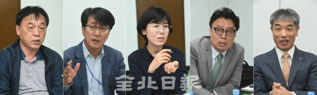 (왼쪽부터)김영기 전북참여자치시민연대 공동대표, 나석훈 전북도 일자리경제본부장, 박연수 전북교육자치시민연대 사무국장, 채준호 전북대 경영학과 교수, 하현수 전국상인연합회장