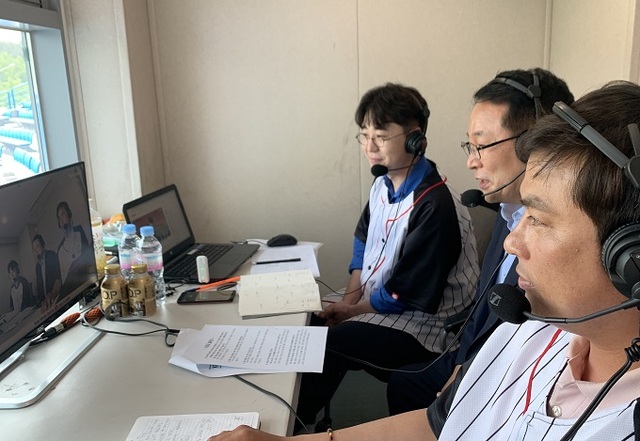 지난 29일 익산야구장에서 열린 ‘2020 KBO 퓨처스리그 KT위즈와 NC다이노스’ 경기에서 정헌율 익산시장(가운데)이 특별 해설위원으로 출연했다.