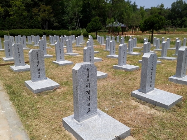익산시 팔봉·여산 군경묘지의 비석들.