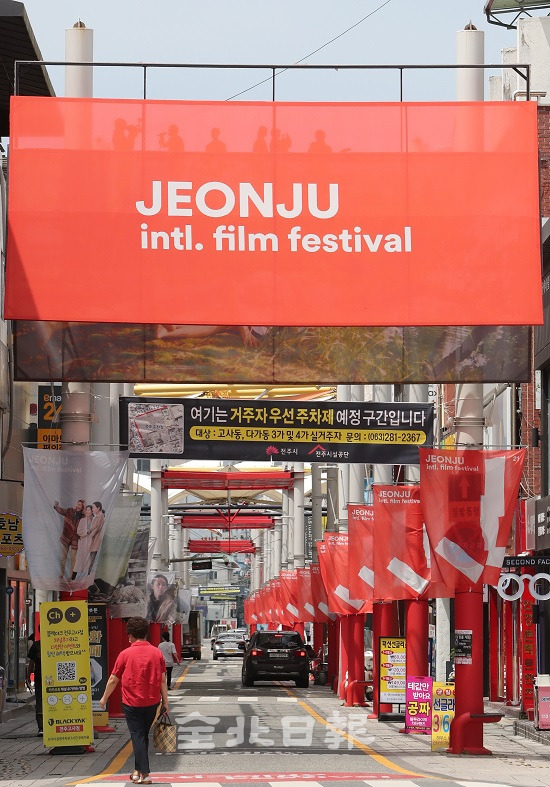 제21회 전주국제영화제가 열리고 있는 31일 코로나19 여파로 인해 전주영화의거리 일대가 썰렁한 모습을 보이고 있다. 조현욱 기자