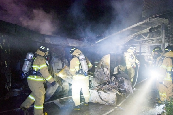 지난 29일 고창의 한 저온창고에서 불이 나 소방대원들이 화재진압에 나서고 있다. 사진제공= 고창소방서.