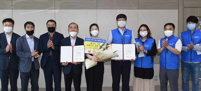 김제시와 김제시공무원노동조합가 ‘아이낳고 키우기 좋은 직장문화’를 조성하고 지역 내 확산을 위한 실천 협약을 체결한 후 기념촬영을 하고 있다.