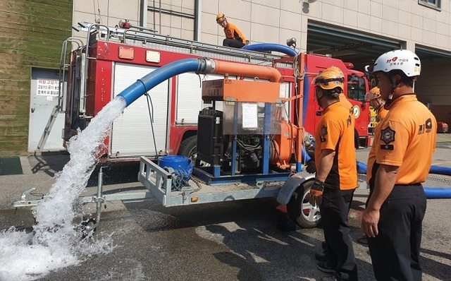 김제소방서가 여름철 풍수재해에 대비해 수방장비를 점검하고 있다.