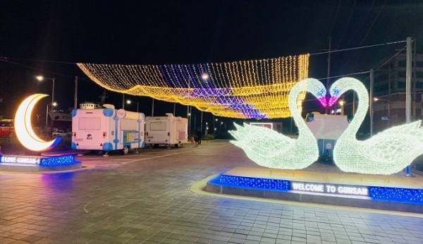 군산시가 내항 백년광장 일원 군산밤 푸드존에 야간 경관 조명을 설치했다.