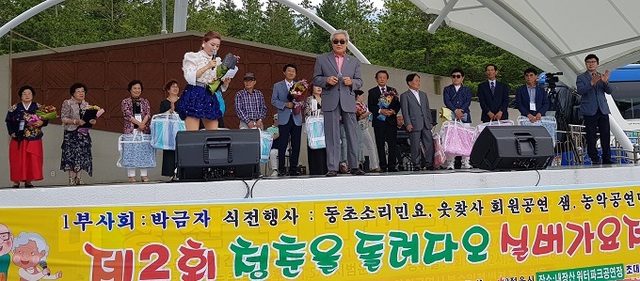 지난달 31일 정읍 내장산 문화광장에서 ‘청춘을 돌려다오, 제2회 실버가요제’가 열렸다.