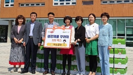 지난달 29일 생강 전문 가공 업체 ‘미소공주’ 유경애 대표가 봉동읍 행정복지센터를 찾아 생강제품꾸러미 320박스를 전달했다.