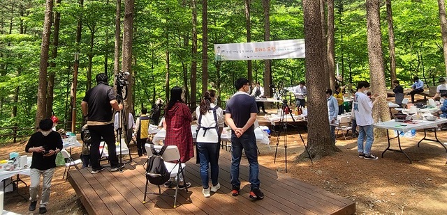 산림조합중앙회 전북지역본부가 덕유산자연휴양림에서 방문객과 휴양객을 대상으로 우리 숲에서 자란 임산물 시식홍보 행사를 진행했다.