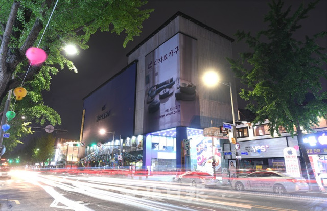 1일 전주시 구도심에 흉물처럼 방치돼 있던 옛 전주백화점에 디쟈트가구점이 전층에 입점하면서 구도심에 활기를 불어넣고 있다. 오세림 기자